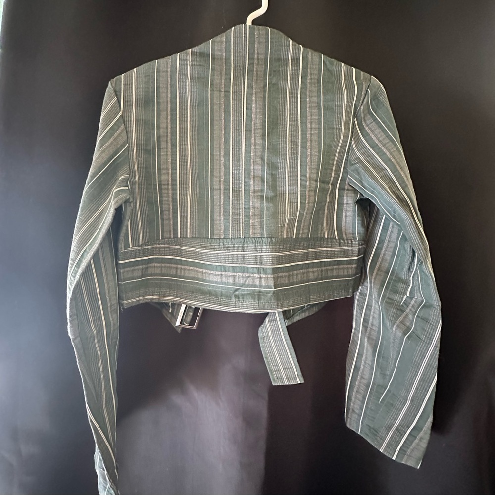 Incredibly slimming, cool and stylised crop jacket - Picture 5 of 7